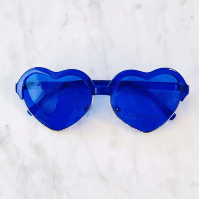 Gafas de sol azules de la terapia del color de la lente de la protección del marco UV400 del corazón